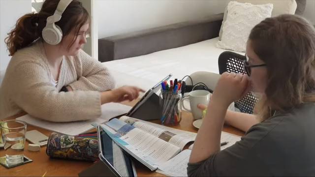 Sestre školarke snimile video o tome kako uče u online školi