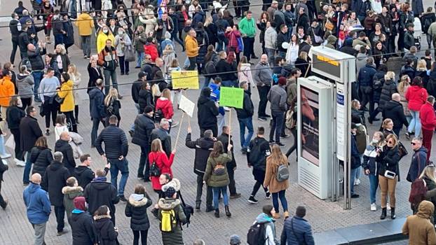 FOTOGALERIJA Ovo su snimke sa velikog prosvjeda protiv Covid mjera u središtu Zagreba...