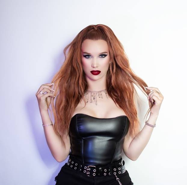 FOTO Ovu vatrenu crvenokosu prati milijun ljudi zbog oblina: 'Stražnjica mi je kao kamion'