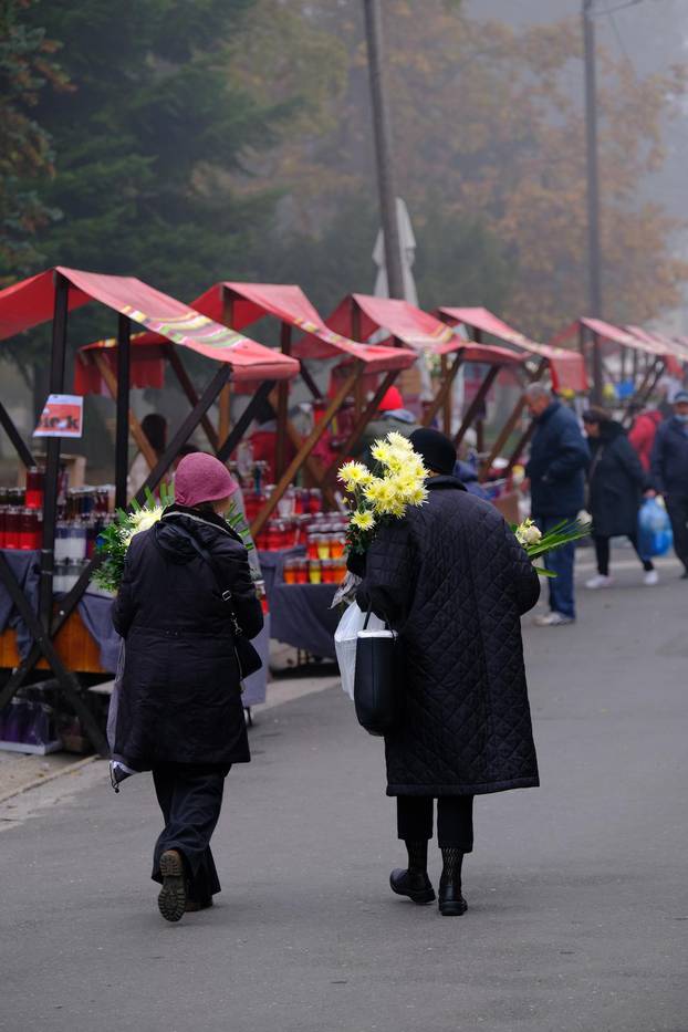 Zagreb: Obilazak grobova na groblju Mirogoj uoči blagdana Svih svetih