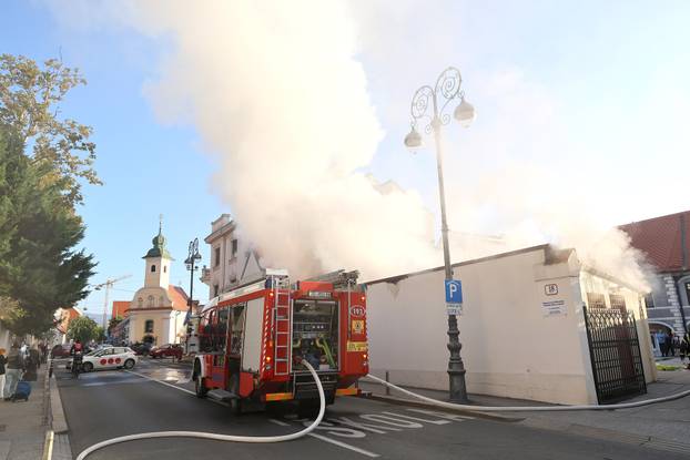 Zagreb: Na dvorišnoj zgradi na Kaptolu izbio je požar, vatrogasci izašli na intervenciju