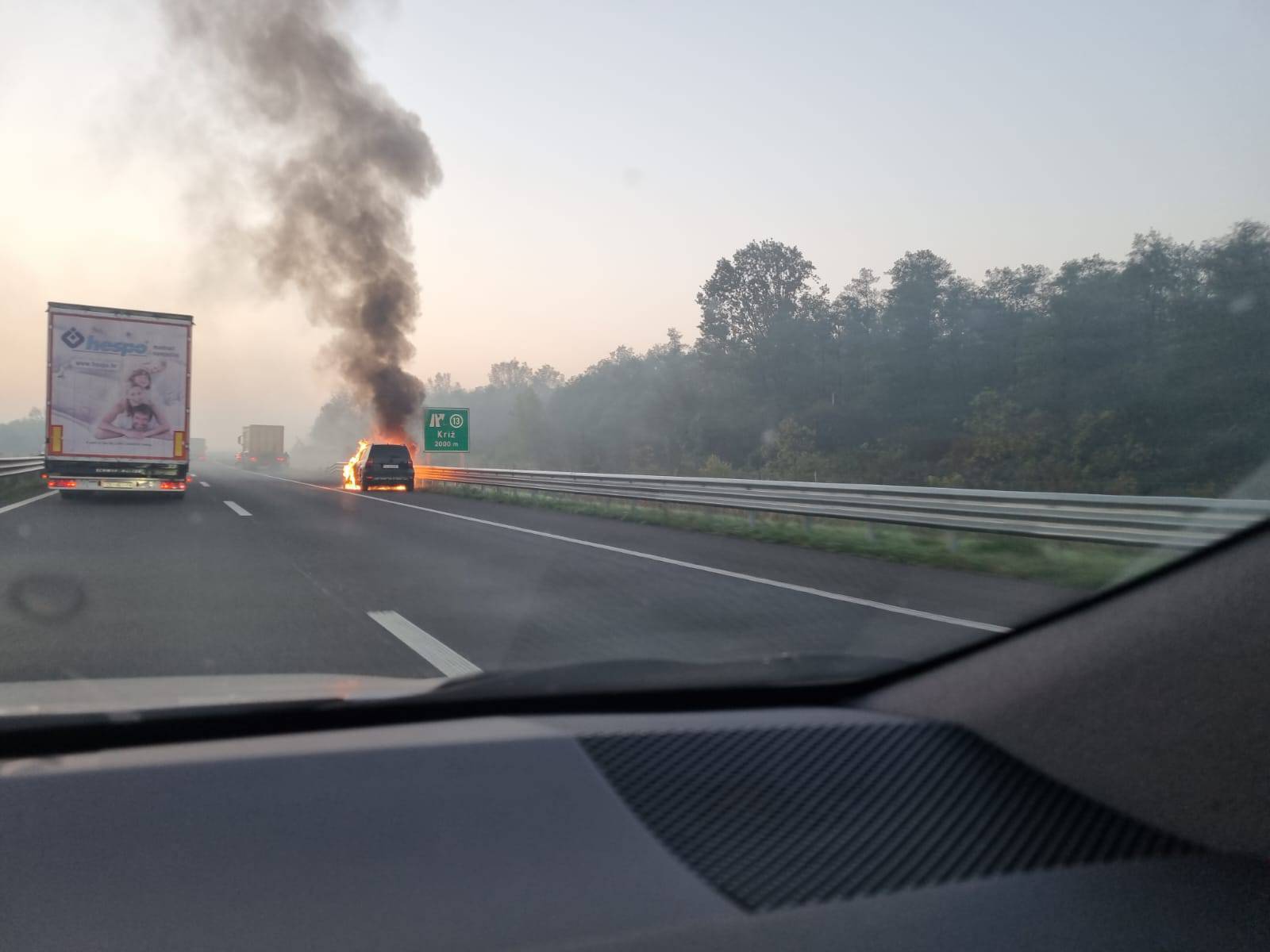 FOTO Buktinja na autocesti A3: Kraj Križa se zapalio automobil