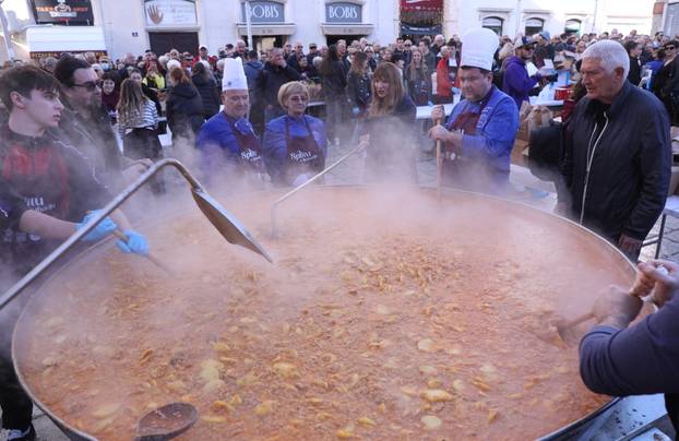 U Splitu građanima podijeljeno pet tisuća porcija bakalara i fritula