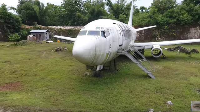 Misterij na Baliju: Nitko ne zna kako je avion dospio u dvorište