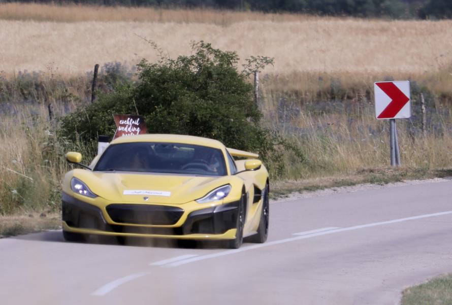 Mladenci Katarina i Mate Rimac u žutoj Neveri nedaleko mjesta Čaić