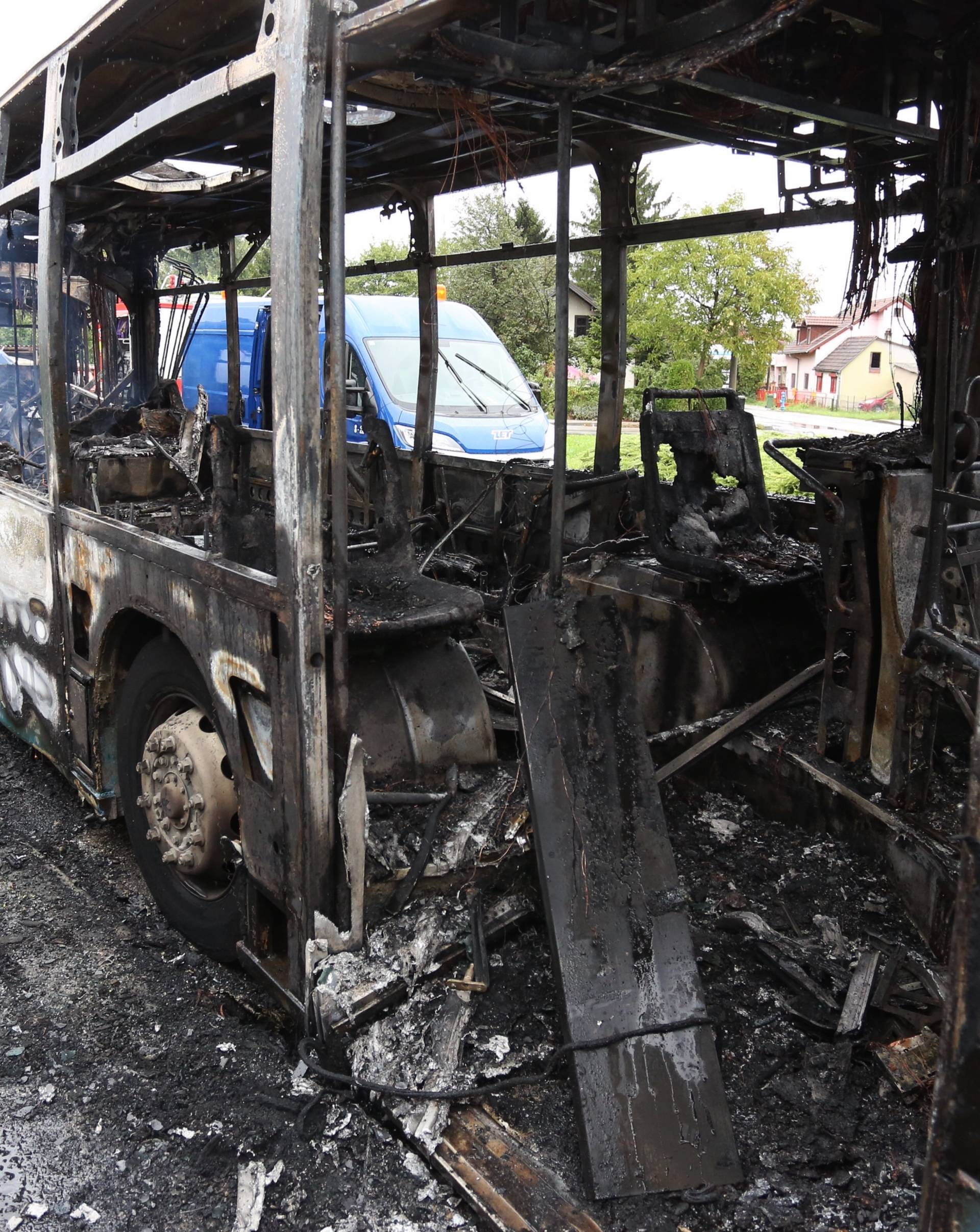 Dramatična snimka iz Zagreba: Bus planuo, putnici bježali van!