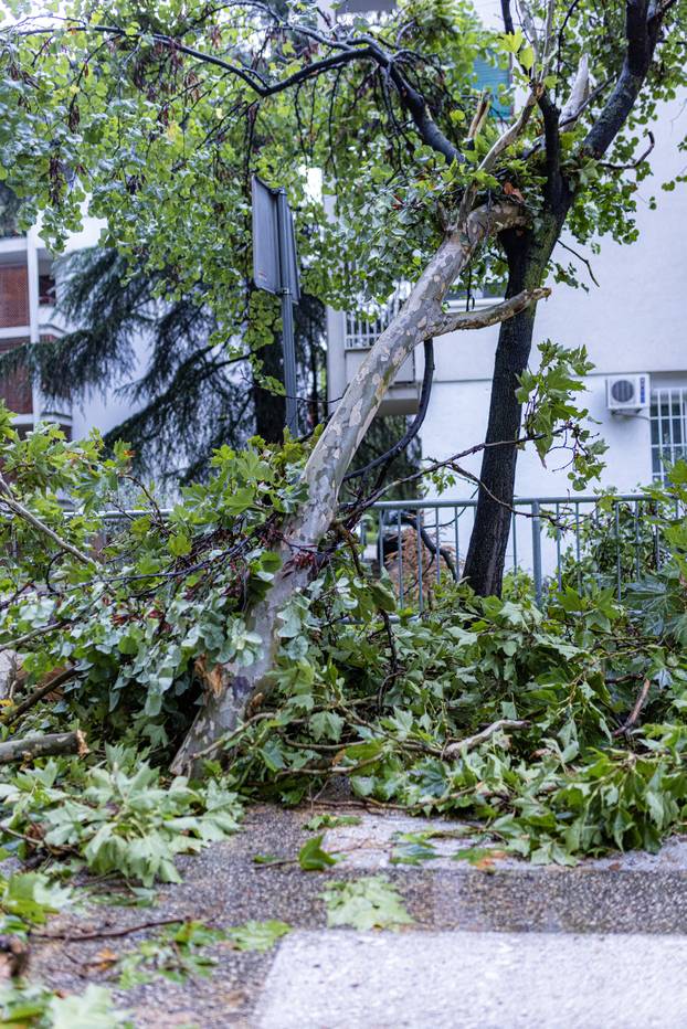 Olujno nevrijeme poharalo Mostar 