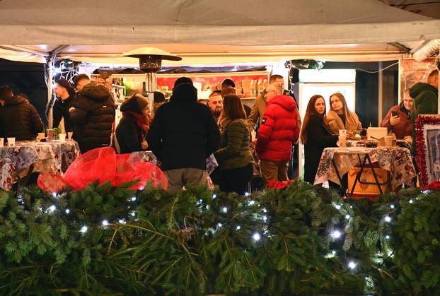FOTO U Slavonskom Brodu zapaljena 3. adventska svijeća