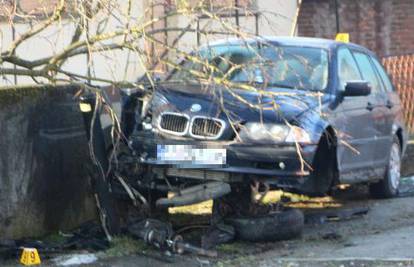 BMW sletio s ceste: Mladića  su hitno odvezli  u požešku bolnicu