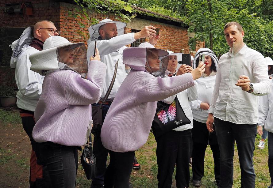 Od otrova mojih pčela radim kreme protiv bora i bolova