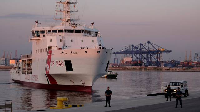 The Dattilo rescue ship arrives to port in Valencia