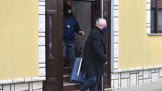 Donja Dubrava: Ministar Horvat u pratnji policije napustio kuću 