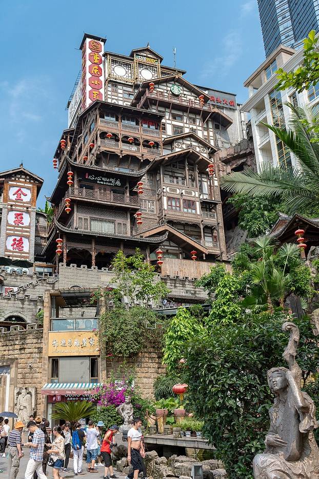 FOTO Ovaj 8D grad u Kini prkosi logici: Biste li se snašli u ovom arhitektonskom labirintu?