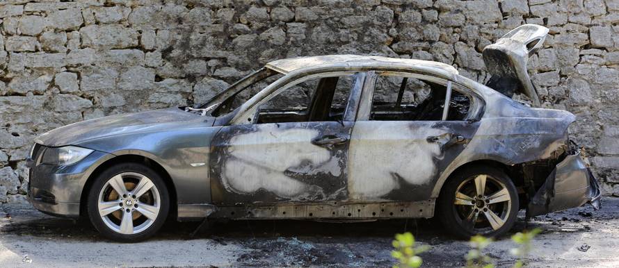 Prepoznajete li ih? Napali su turiste i bakljom zapalili auto