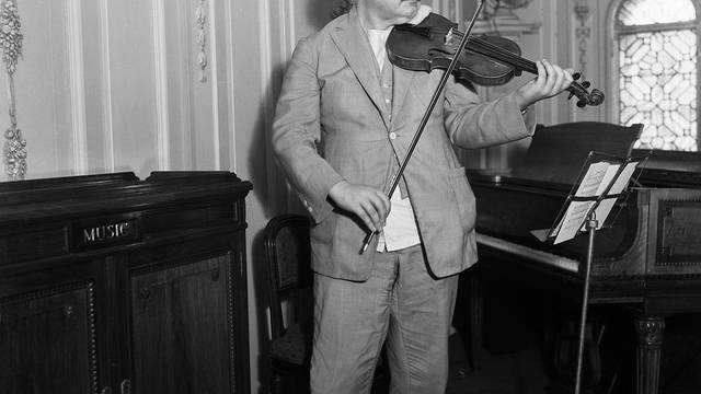 Einstein je svirao violinu, nije znao plivati, a odrekao se kćeri
