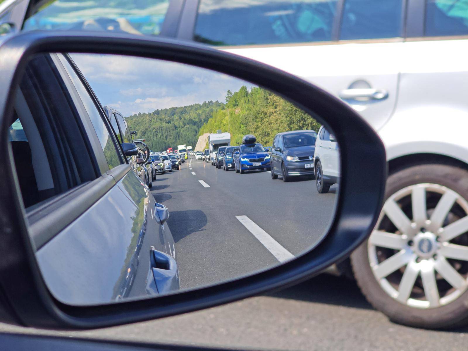 Zapalio se kamion na autocesti prema Splitu, stvorila se ogromna gužva