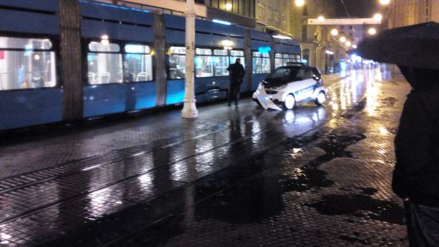 U centru Zagreba: Policijski Smart sudario se s tramvajem