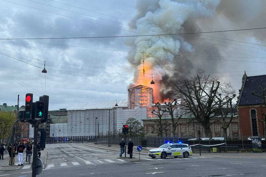 Gori povijesna zgrada burze u Danskoj