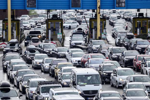 Početak skijaškog tjedna i kraj blagdana uzrok je gužve na graničnom prijelazu Bregana