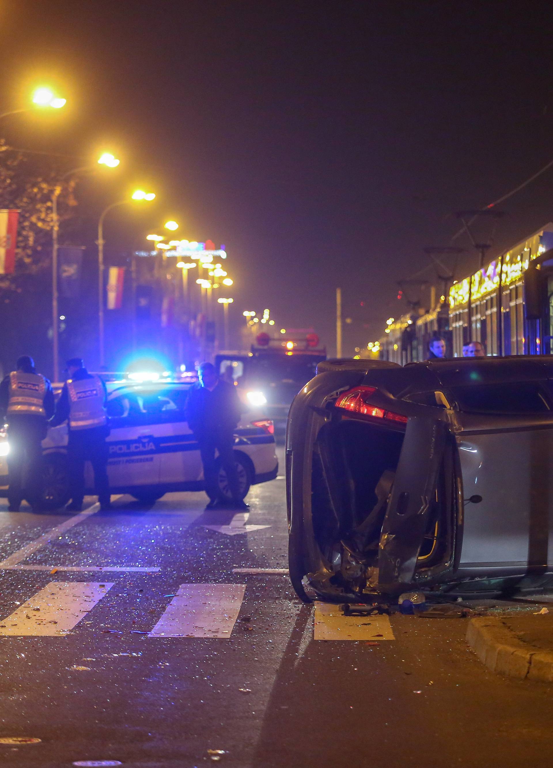 Zagreb: Automobil zavrÅ¡io na krovu u prometnoj nesreÄi u Vukovarskoj kod Kruga