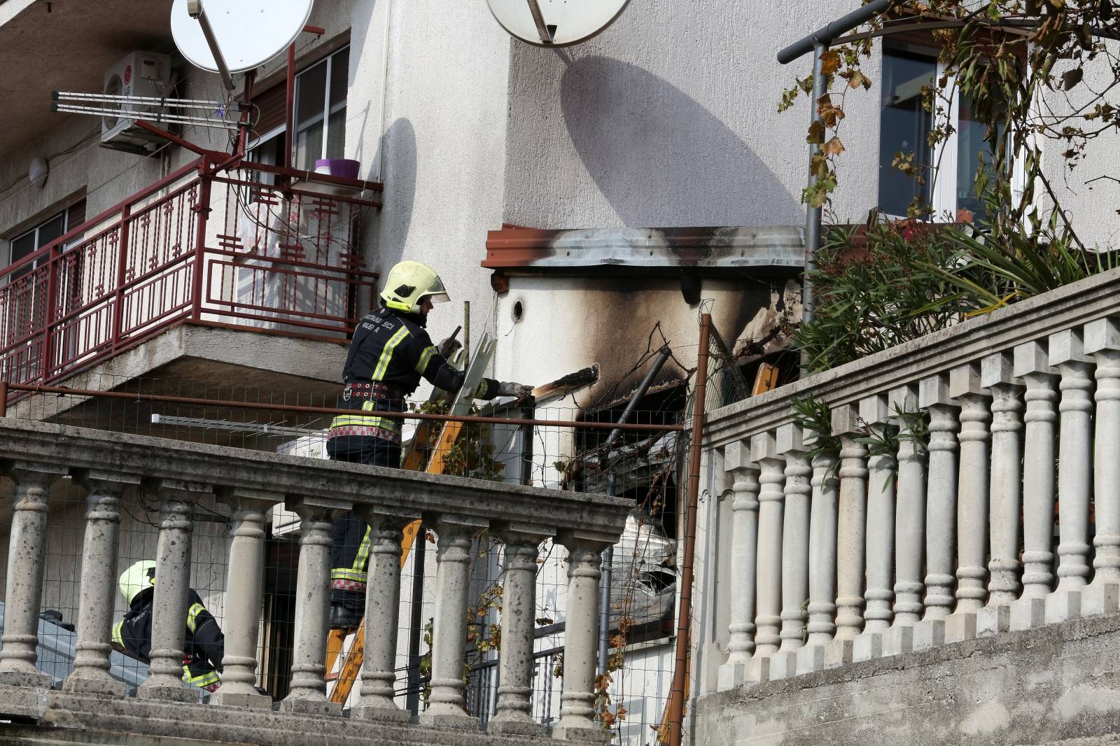 Rijeka: Vatrogasci gase poÅ¾ar koji je izbio na obiteljkoj kuÄi