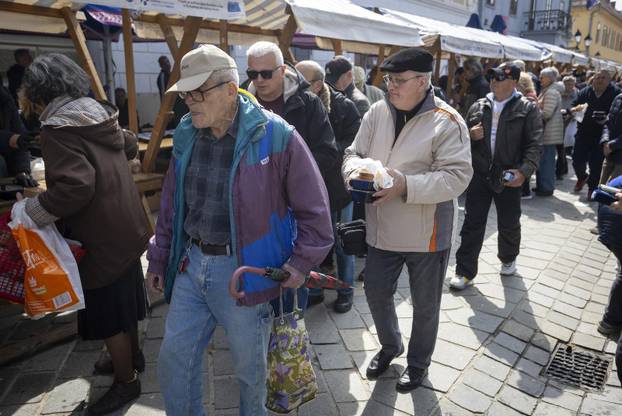Osijek: Tradicionalna podjela blagdanskog fiš paprikaša na Trgu Svetog Trojstva