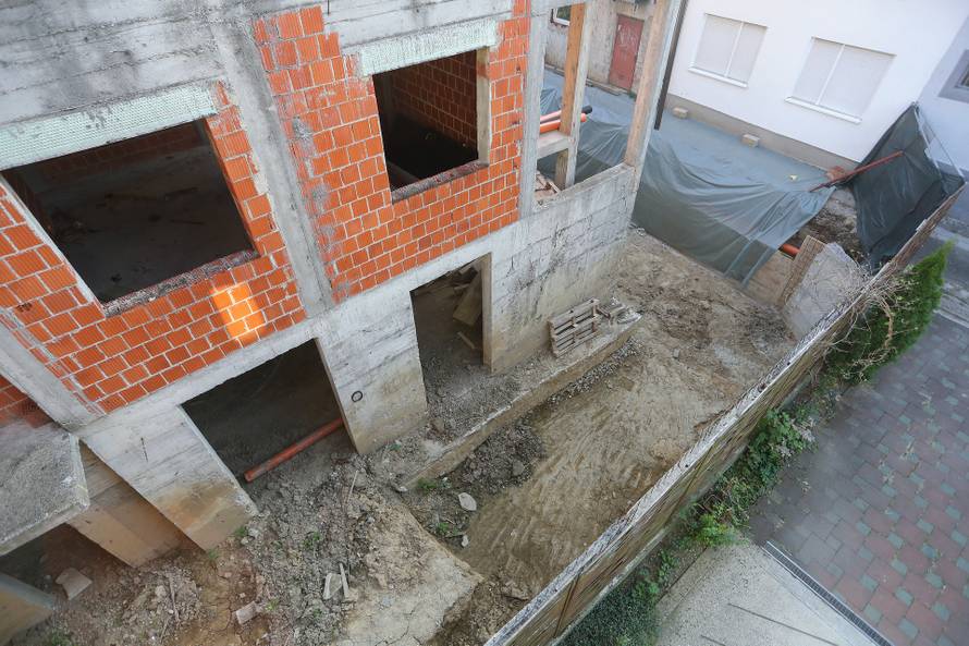 Pa je li to moguće? Bespravno je odsjekao cestu, susjedima voda ulazi pod kuće. I nikome ništa...