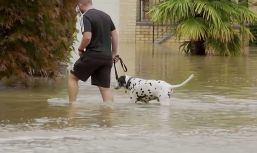 VIDEO Kaos u Velikoj Britaniji zbog poplava, u Londonu su zatvorili škole, prometnice...