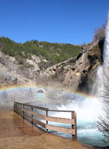 Knin: Slap Kr?i?, poznatiji kao Topoljski buk ili Veliki buk ukra&scaron;en dugom