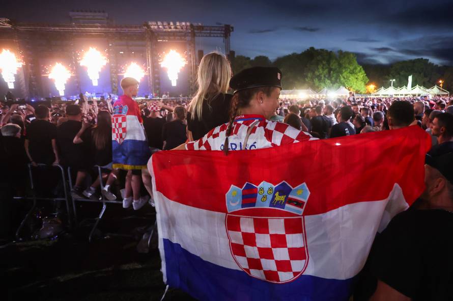 Obožavatelji na velikom koncertu Marka Perkovića Thompsona u Sinju