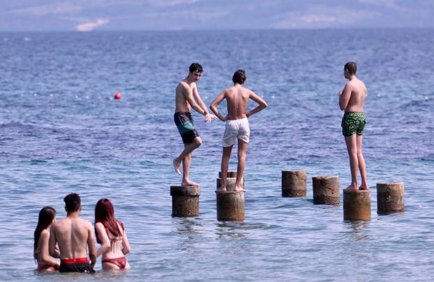 Split: Lijepo vrijeme mnogi koriste na uživanje na plaži