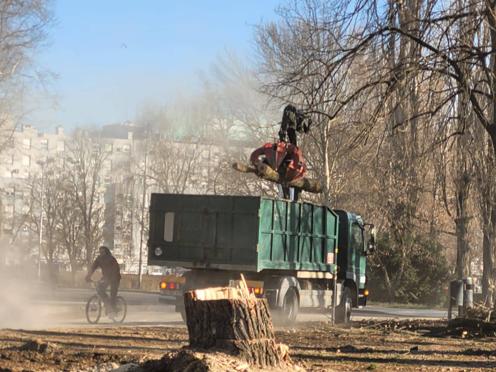 Radnici zatrpali krater, otvorili promet oko doma, čisti se cesta