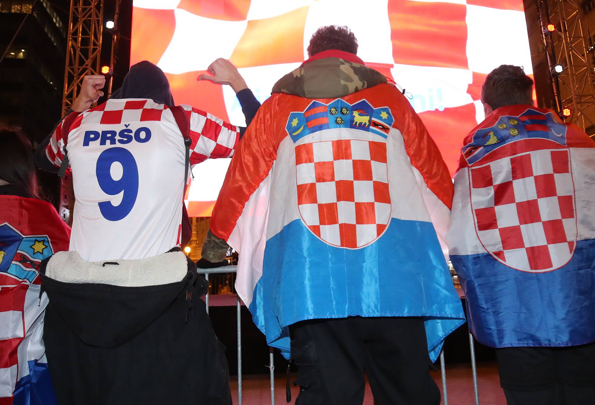Zagreb: Navijači se okupljaju na Trgu bana Jelačića prije početka utakmice između Hrvatske i Argentine
