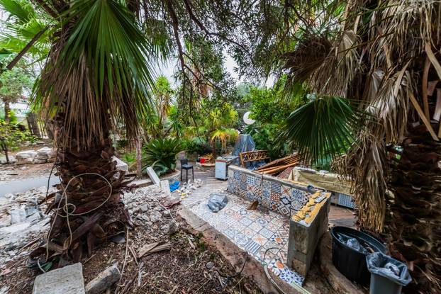 24sata: Palmižana: Reportaža o rušenju objekata Eduarda Tota Meneghella