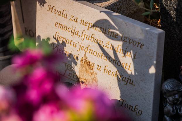 Vela Luka: Prije točno 5 godina umro je Oliver Dragojević, građani na njegovom grobu pale svijeće i ostavljaju poruke 