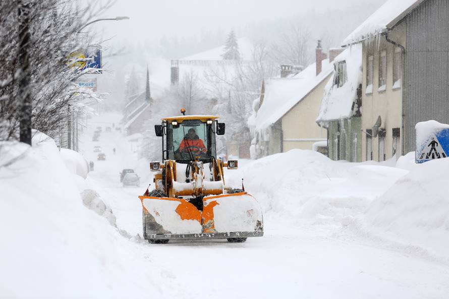 Zameteni u Delnicama: Nanosi snijega do balkona na 1. katu!