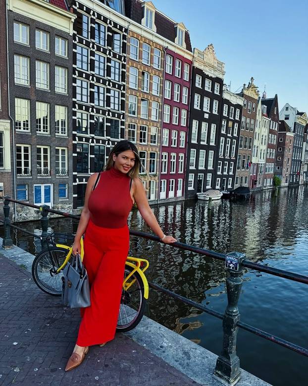 FOTO Fatalna Nandi borila se za 'Savršenog': Pokazala kako sad izgleda u badiću, uživa na moru