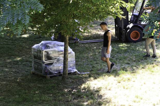 Počelo postavljanje opreme za koncert Marka Perkovića Thopmsona u Sinju