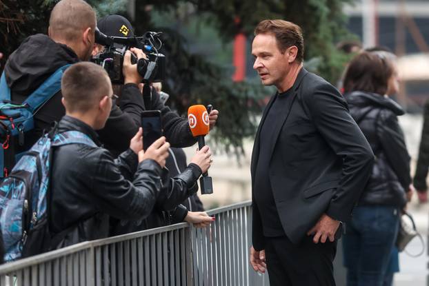 Sarajevo: Dolazak uzvanika na komemoraciju za Halida Bešlića u Narodno pozorište