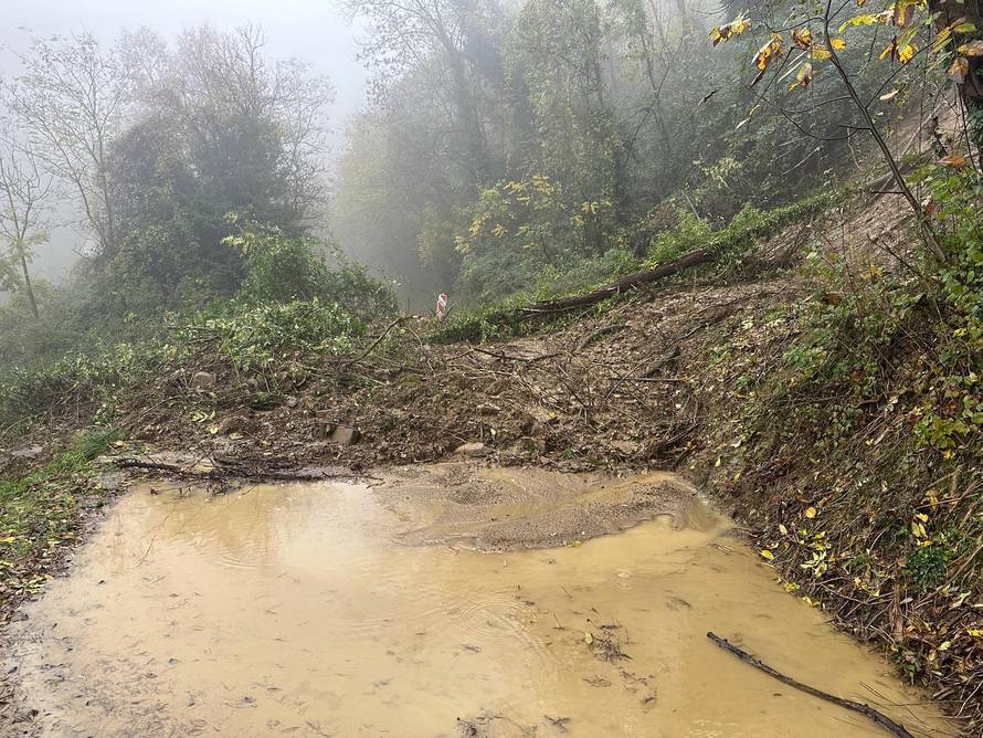 Nevrijeme u Sloveniji. Nestale cijele ceste, uništen most. Stotine ljudi ostalo bez struje