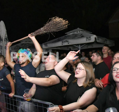 FOTO Na koncertu Vatrogasaca 'krš i lom': Obožavatelji došli s metlama, a neki s bengalkama