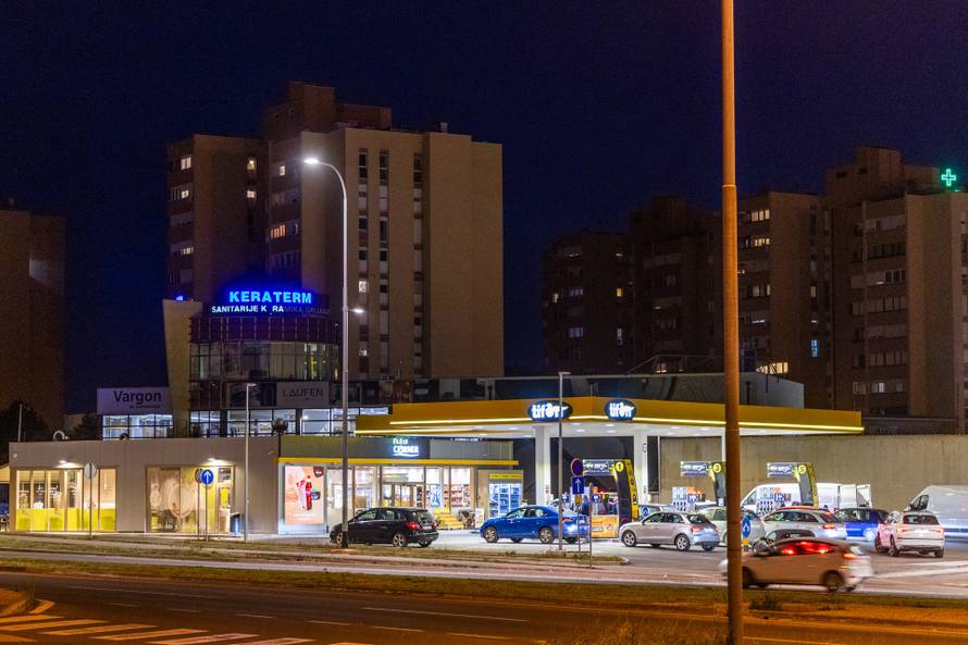 Pula: Automobili na benzinskim pumpama uoči sutrašnjeg poskupljenja benzina