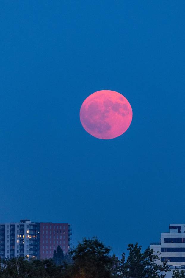 Puni mjesec nad Zagrebom