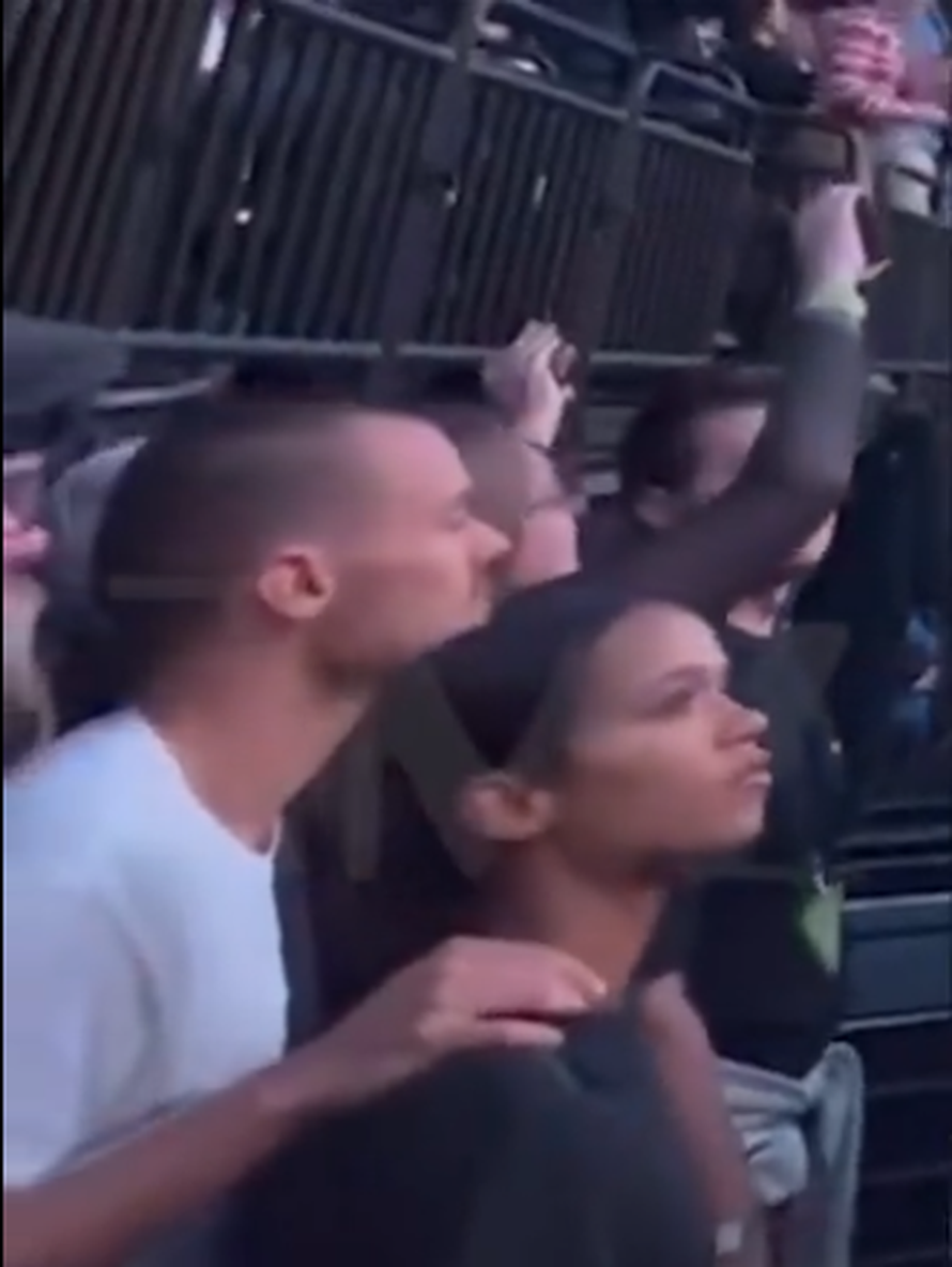 Pjevač Harry Styles drastično je promijenio izgled, a fanovi u šoku: 'Ne stoji ti to, jesi u krizi?'