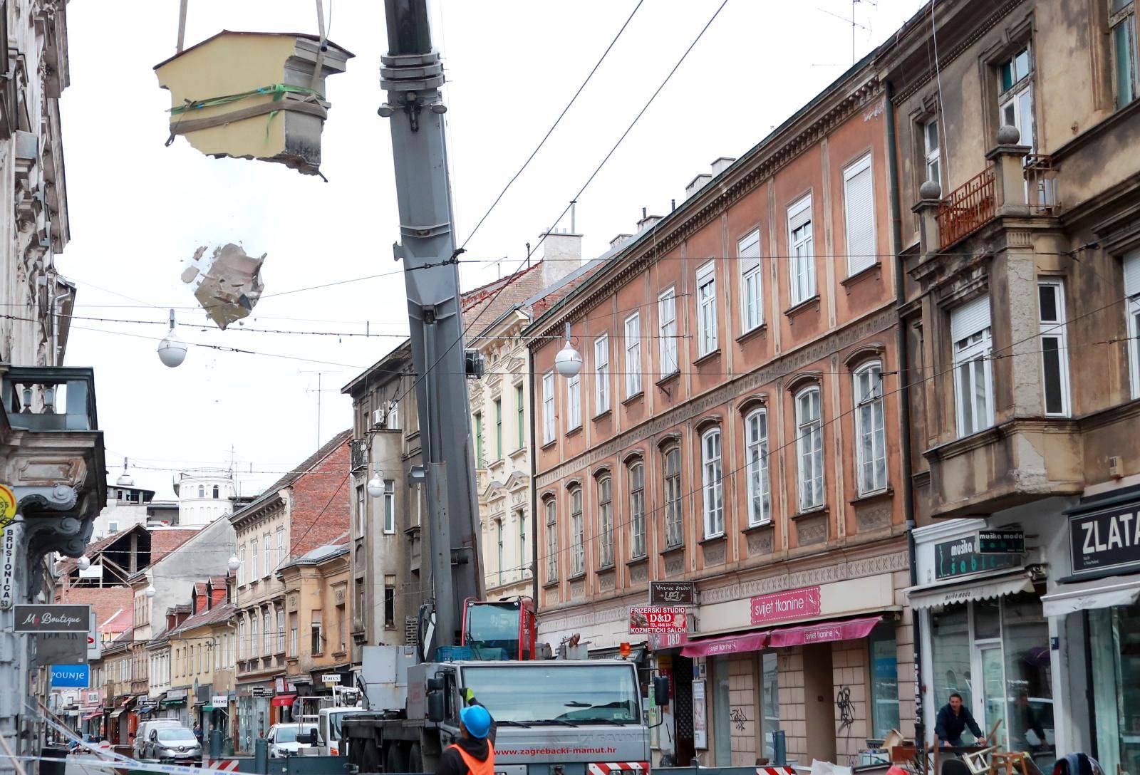 Zagreb: Tijekom spuštanja kupole jedan dio se odlomio i pao ispred radnika