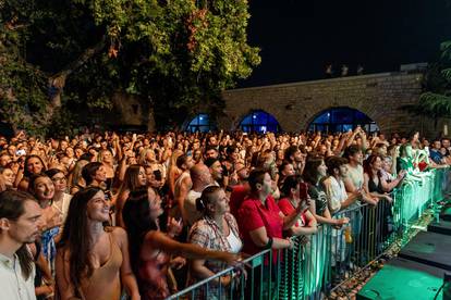 FOTO Vesna Pisarović nastupila je u Puli: Pogledajte atmosferu