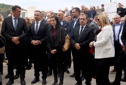 FOTO Posljednji ispraćaj Ante Ćorušića na groblju u Lovreću