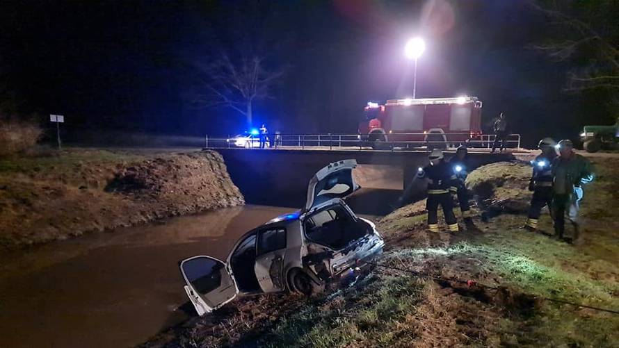 Autom sletio u potok, izvlačilo ga pet vatrogasaca