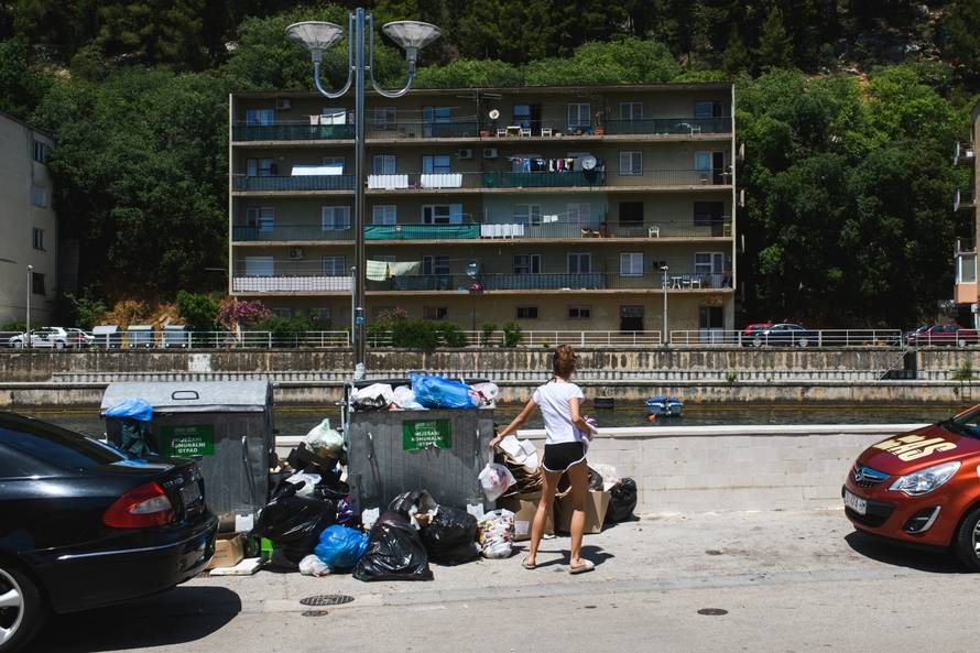Zbog prosvjeda komunalnih radnika ne odvozi se otpad u Obrovcu