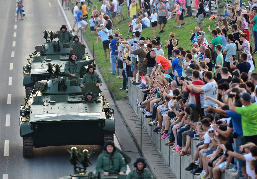 ARHIVA - Na današnji dan 2015. u Zagrebu održan veliki vojni mimohod
